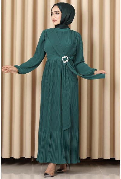 Stilife Beli Taş Tokalı Piliseli Şifon Elbise-Zümrüt Yeşil