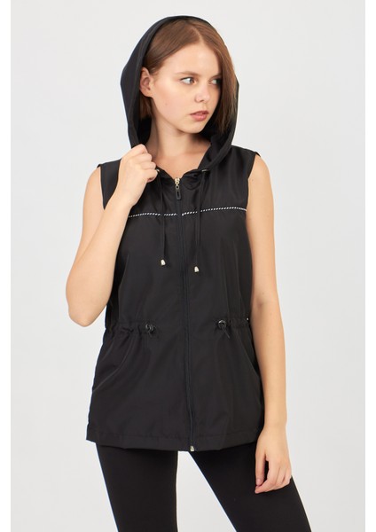 Siyah Mikro Kumaş Yelek Kadın Kapüşonlu Tasarım Yağmur Koruması Sunar