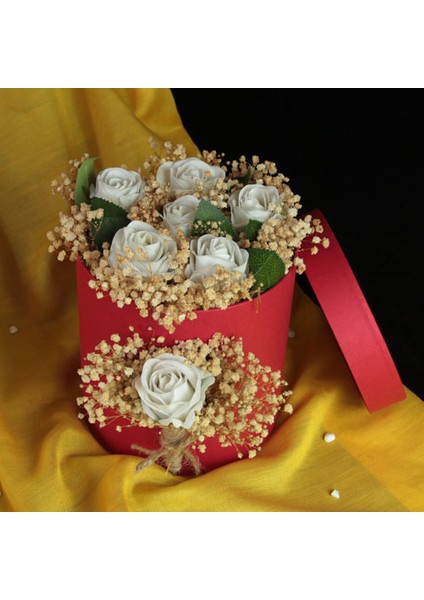 Kutu Kırmızı Dolusu Beyaz Güller & Çipsolarla Sarmalı Sevgiliye Hediye