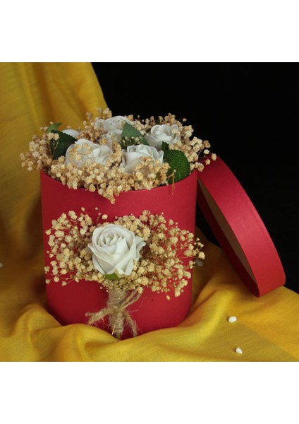 Kutu Kırmızı Dolusu Beyaz Güller & Çipsolarla Sarmalı Sevgiliye Hediye modelleri