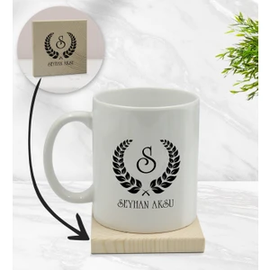 Bk Gift Kişiye Özel Çelenk Baş Harfli Isimli Beyaz Kupa Bardak ve Ahşap Bardak Altlığı Hediye Seti - Model 1