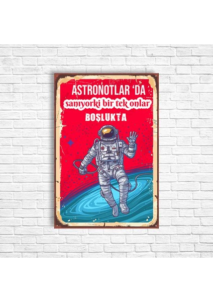Astronotlarda Sanıyorki Bir Tek Onlar Boşlukta Retro Ahşap Poster