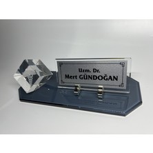 Gündoğan Kristal Füme Cam Masaüstü Isimlik Küp Patlatma Doktorlara Eczacı Logolu Hediyelik Gümüş Renk