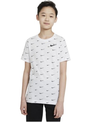 Nike Sportswear Swoosh Aop (Boys') Çocuk Tişört - Beyaz #DC7530-100