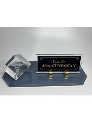 Gündoğan Kristal Füme Cam Masa Isimliği Küp Patlatma Doktorlara Eczacı Logolu Kişiye Özel Hediyelik
