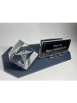 Gündoğan Kristal Füme Cam Masaüstü Isimlik Küp Patlatma Doktorlara Eczacı Logolu Siyah Zemin Hediyelik Isimlik