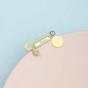 925 Ayar Gümüş Kişiye Özel Mavi Ayak Figürlü ve Plakalı Erkek Bebek Hediyelik Iğne