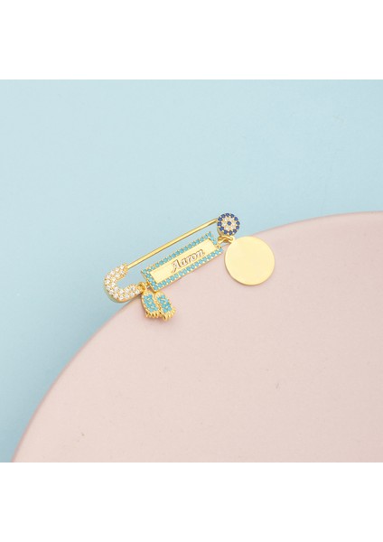 925 Ayar Gümüş Kişiye Özel Mavi Ayak Figürlü ve Plakalı Erkek Bebek Hediyelik Iğne