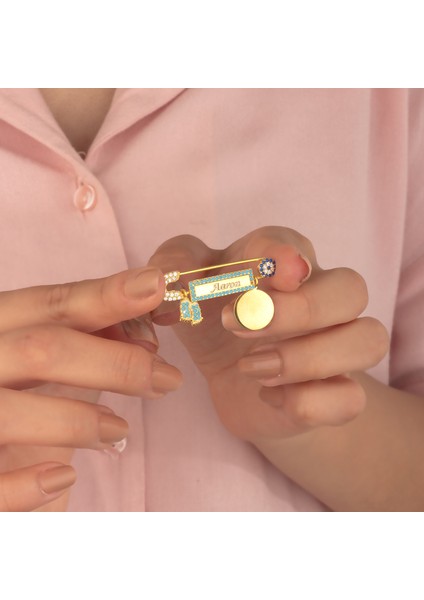 925 Ayar Gümüş Kişiye Özel Mavi Ayak Figürlü ve Plakalı Erkek Bebek Hediyelik Iğne fiyatları