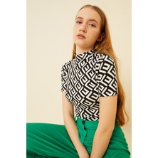 ME Dükkan Kadın Siyah  Labirent Desenli Kısa Kol Crop Bluzy-