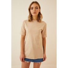 Hazelin Kadın Bej Bisiklet Yaka Yandan Yırtmaçlı Kolu Katlı Oversize Örme T-Shirt HZL22S-BD143251