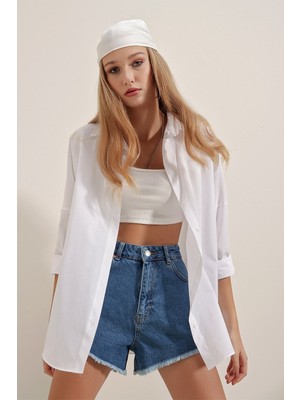 Hazelin Kadın Beyaz Oversize Uzun Basic Gömlek HZL22W-BD139001 Düz Desenli Günlük Stil