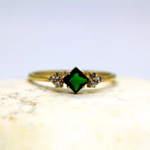 Fasek Gold Evlilik Teklifi Yüzük - 14 Ayar Altın 0.40 Karat Prenses Kesim Zümrüt Taşlı Evlilik Teklifi Yüzüğü