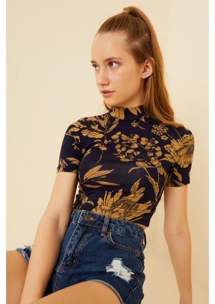 Kadın Lacivert Camel Desenli Kısa Kol Crop Bluz