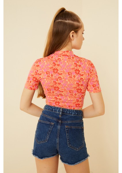 Kadın Pembe Kır Çiçeği Desenli Kısa Kol Crop Bluz