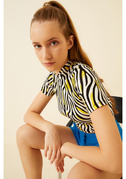 Kadın Sarı Siyah Zebra Desenli Kısa Kol Crop Bluz