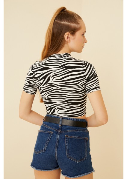 Kadın Siyah Beyaz Zebra Desenli Kısa Kol Crop Bluz fırsatları