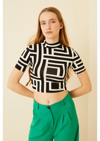 Kadın Siyah Geometri Desenli Kısa Kol Crop Bluz