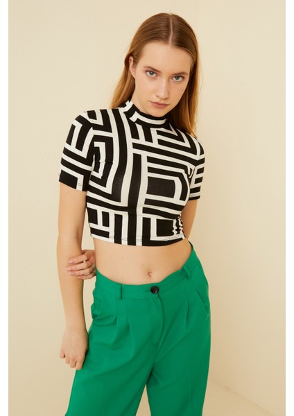 Kadın Siyah Geometri Desenli Kısa Kol Crop Bluz fiyatları