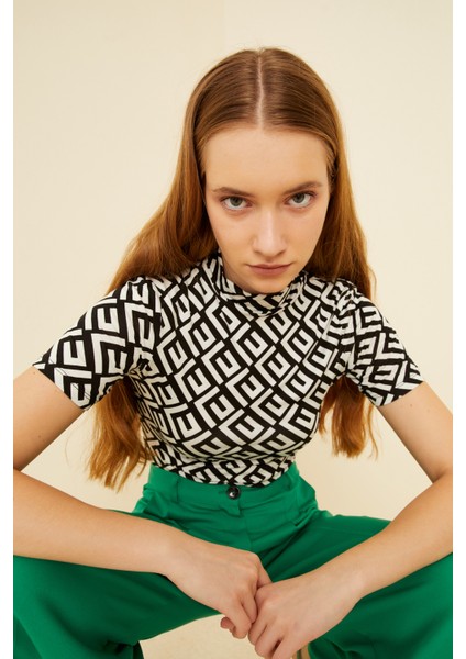 Kadın Siyah Labirent Desenli Kısa Kol Crop Bluzy-