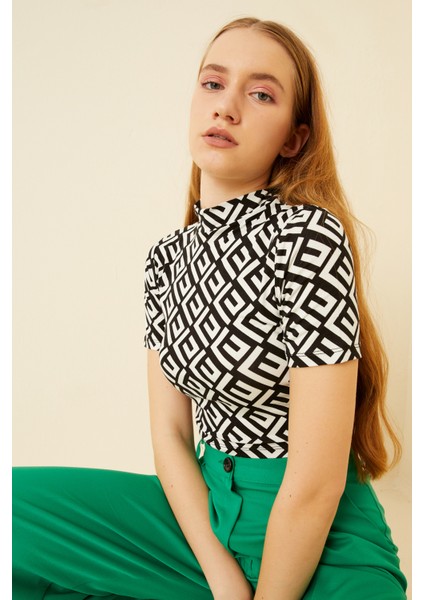 Kadın Siyah Labirent Desenli Kısa Kol Crop Bluzy-