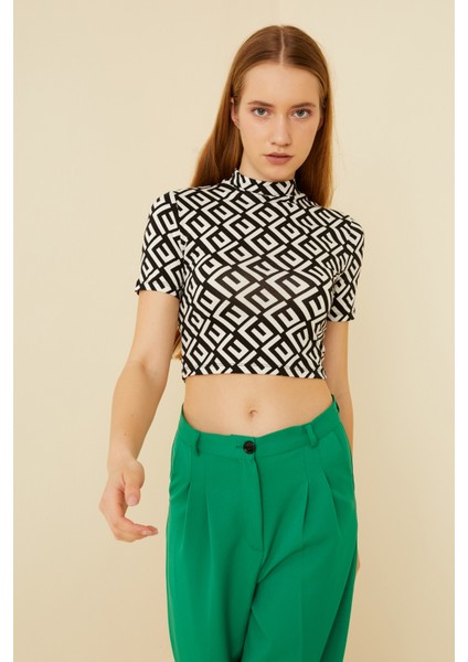 Kadın Siyah Labirent Desenli Kısa Kol Crop Bluzy-
