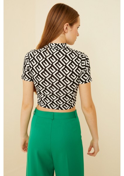 Kadın Siyah Labirent Desenli Kısa Kol Crop Bluzy-