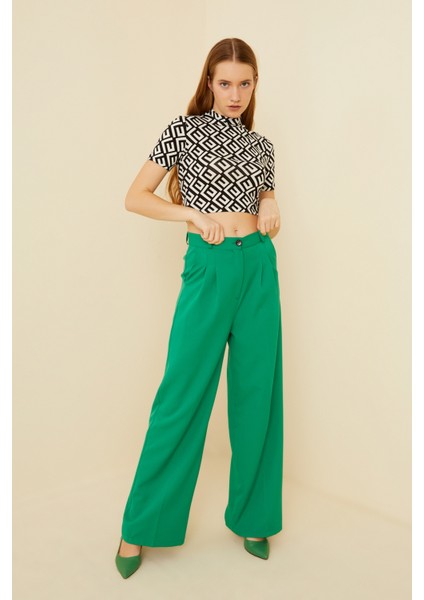 Kadın Siyah Labirent Desenli Kısa Kol Crop Bluzy-