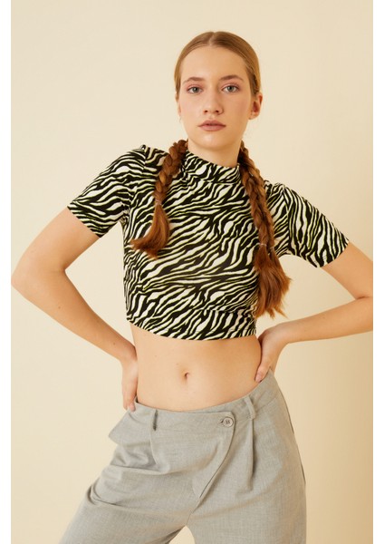 Kadın Siyah Yeşil Zebra Desenli Kısa Kol Crop Bluz