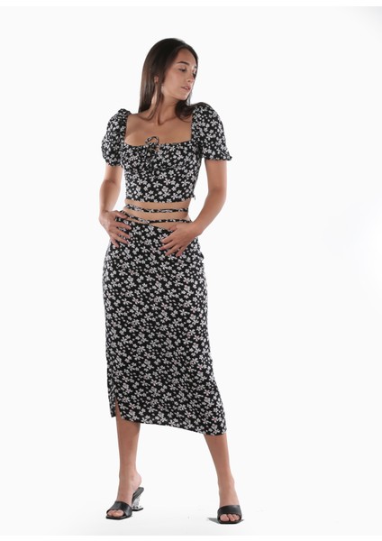 Çiçek Desenli Önü Baglama Detaylı Siyah Crop Bluz