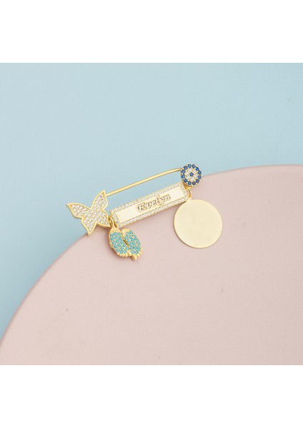 925 Ayar Gümüş Kişiye Özel Kelebek ve Mavi Ayak Figürlü Bebek Hediyelik Iğne