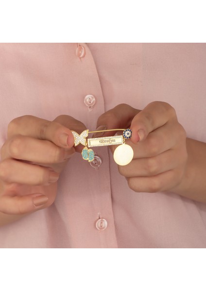 925 Ayar Gümüş Kişiye Özel Kelebek ve Mavi Ayak Figürlü Bebek Hediyelik Iğne fiyatları