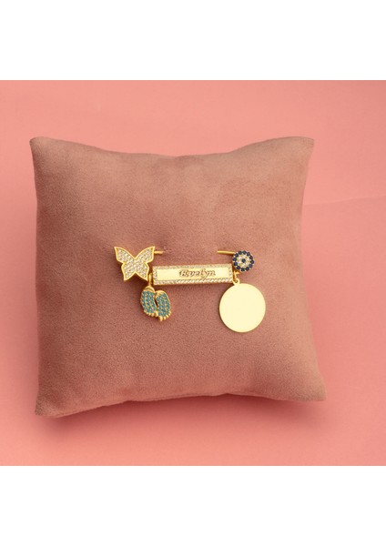 925 Ayar Gümüş Kişiye Özel Kelebek ve Mavi Ayak Figürlü Bebek Hediyelik Iğne modelleri