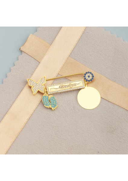 925 Ayar Gümüş Kişiye Özel Kelebek ve Mavi Ayak Figürlü Bebek Hediyelik Iğne fırsatları