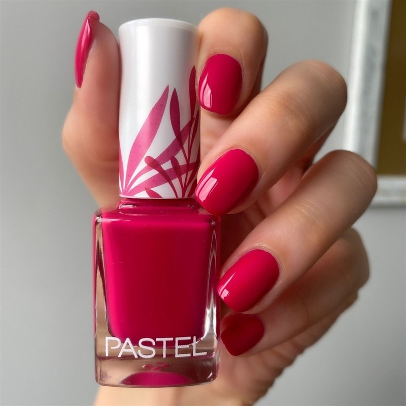 Pastel 352 Oje 13 ml Parlak Görünüm Uzun Süre Kalıcı Canlı Renk Dayanıklı Formül