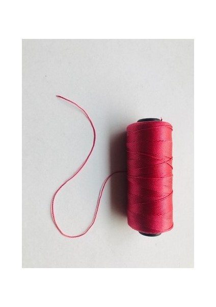 Makaralı, Kırmızı Tesbih İPİ...200 Metre , 80 GRAMDIR...%100 Polyester Naylon Iptir...0,6 mm Kalınlığındadır..