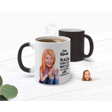 BK Kişiye Özel Kadın Her Şey Yolundaymış Gibi Karikatürlü Sihirli Kupa Bardak-4