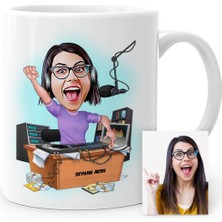 BK Kişiye Özel Bayan Radyocu Karikatür Beyaz Kupa Bardak - 1