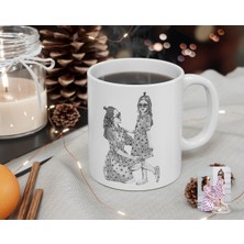 BK Kişiye Özel Tam Boy Karakalem Anne ve Kız Karikatürlü Beyaz Kupa Bardak-1