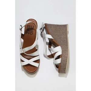 Bueno Shoes Beyaz Deri Kadın Dolgu Topuklu Sandalet