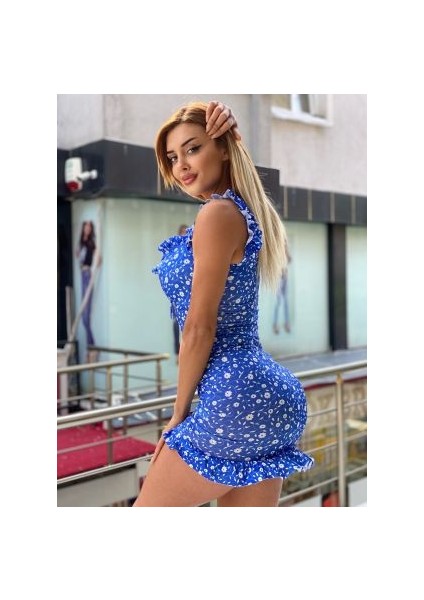 Saks Mavi Üzeri Beyaz Çiçek Desenli Askılı Düzgü Detaylı Mini Elbise