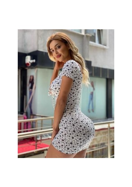 Beyaz Üzeri Siyah Çiçek Desenli Dekolte Ip Detaylı Micro Kumaş Mini Elbise