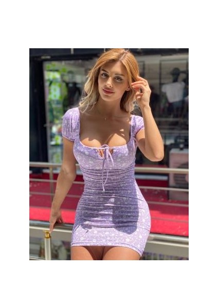Lila Üzeri Beyaz Çiçek Desenli Dekolte Ip Detaylı Micro Kumaş Mini Elbise