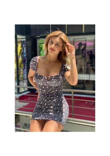 Siyah Üzeri Beyaz Çiçek Desenli Dekolte Ip Detaylı Micro Kumaş Mini Elbise