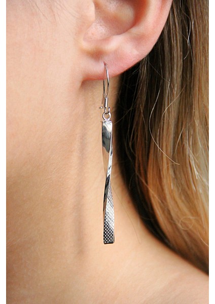 925 Ayar Gümüş Sallantılı Burgu Küpe - K090501