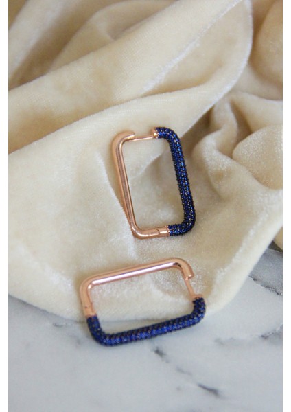 925 Ayar Gümüş Yarım Tur Lacivert Taşlı Dikdörtgen Küpe - K096601 fırsatları