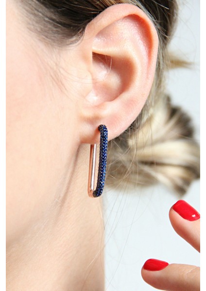 925 Ayar Gümüş Yarım Tur Lacivert Taşlı Dikdörtgen Küpe - K096601 indirimleri