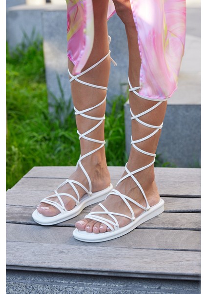 Beyaz Kadın Sarma Bağcıklı Puf Sandalet fiyatları