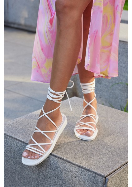 Beyaz Kadın Sarma Bağcıklı Puf Sandalet fırsatları