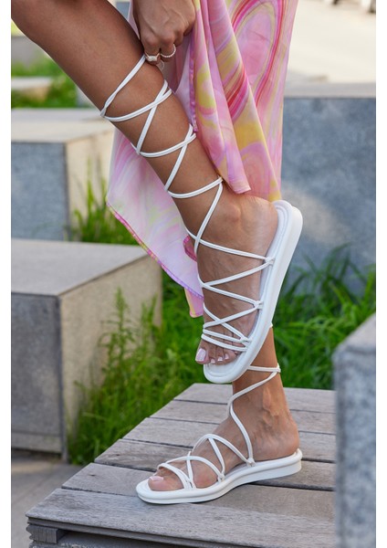 Beyaz Kadın Sarma Bağcıklı Puf Sandalet indirimleri